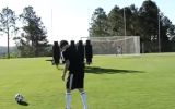 ¿Cómo anotar un golazo de tiro de libre con los ojos vendados?