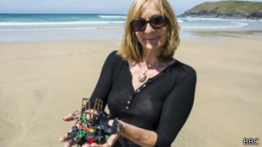 Tracey Williams siempre encuentra piezas de Lego en sus caminatas diarias por la playa.