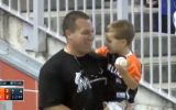 La 'atajada' de un papá con su hijo cargado mirando béisbol