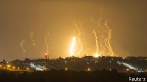Israel lanzó ataques aéreos y terrestres en Gaza. Acusan a Hamas de lanzar cohetes contra su territorio e infiltrarse a través de túneles.