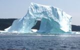 Turistas captan el momento del derrumbe de enorme iceberg
