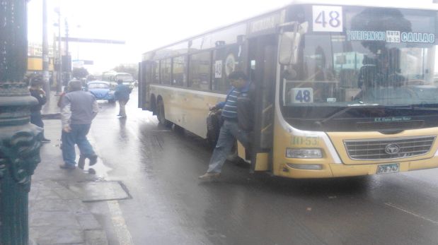 Algunos buses utilizaron la Av. Nicolás de Piérola para dejar pasajeros.