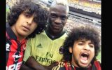 Selfie con Balotelli: los hinchas imponen una nueva costumbre