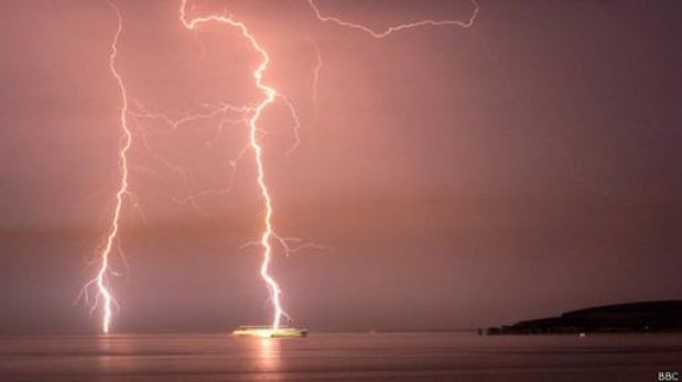 ¿Qué ocurre cuando un rayo cae en el mar?