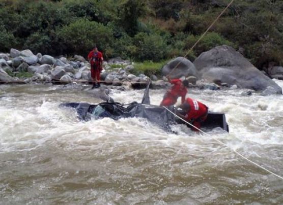 Cinco personas fallecieron al caer camioneta al río Tarma