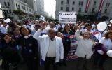 Policías y médicos se enfrentan en marcha por el centro de Lima