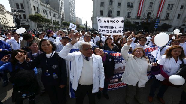 Policías y médicos se enfrentan en marcha por el centro de Lima