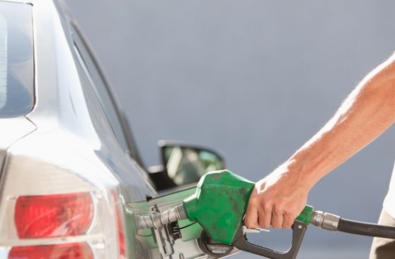 Por qué el precio de la gasolina no se ajusta al del petróleo