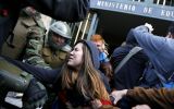 Policía chilena desaloja a escolares parapetados en ministerio