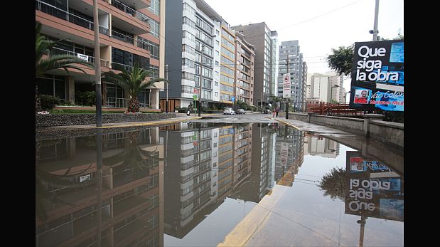 El aniego afectó una cuadra desde la avenida Benavides hasta la calle San Martín (Foto: Lino Chipana / El Comercio)