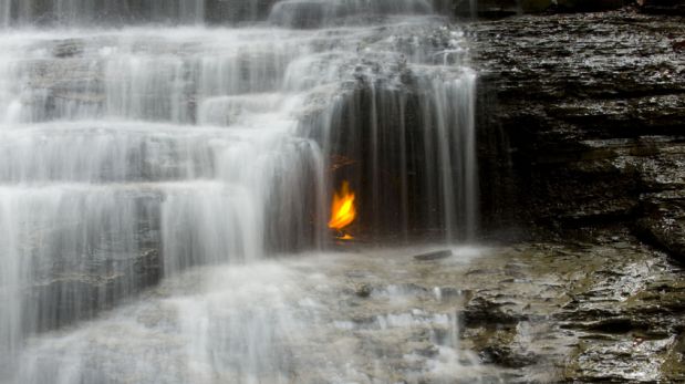 Esta peculiar llama arde sin parar detrás de una cascada