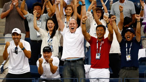 Michael Chang (agachado en la izquierda) celebra la clasificación de Nishikori a semifinales. (Foto: Getty Images) 