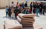 Entregan 100 frazadas de plástico reciclado en Yauyos