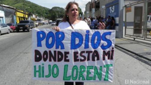 La madre del estudiante Lorent Gómez Saleh, Yamilé, protesta frente del Palacio de Justicia de Valencia.