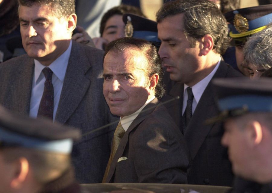 Carlos Menem llega a la corte de Buenos Aires para ser inquirido por tráfico de armas en el 2001. (Foto: AP)