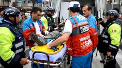 Taxista se pasó la luz roja y atropelló a moticiclista