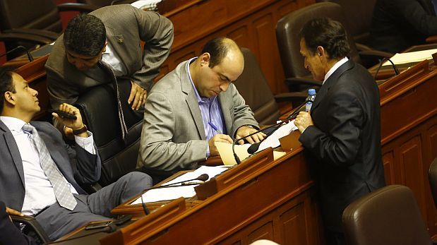 Tres bancadas firman moción para censurar al ministro Mayorga