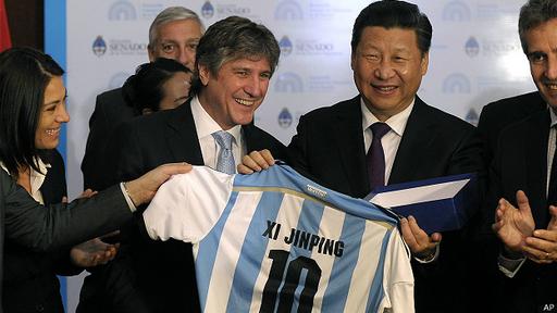 Durante una reciente visita a Argentina, el vicepresidente Amado Boudou le regaló una camisa del 10 de la selección argentina de fútbol con su nombre.