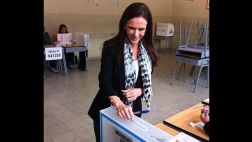 Madeleine Osterling votó en el colegio que propuso cerrar