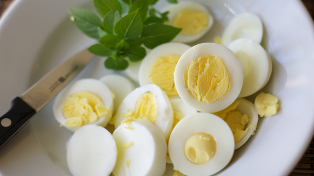 Huevos duros. No exceder el tiempo de cocción (entre 12 y 15 minutos) para evitar el mal olor y que la clara se torne verde