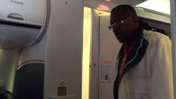 Este es el irresponsable pasajero que desató pánico en el avión. (Foto: Captura)