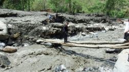 Damnificados por huaico que dañó puentes continúan aislados
