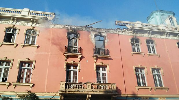 Parte del balcón del último piso cedió y cayó sobre la vereda sin dejar heridos. (Jennifer Peláez / El Comercio)