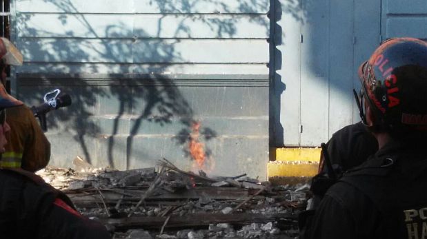Cornisa destruida y todavía en llamas a un lado de la Av. Alfonso Ugarte. (Jennifer Peláez / El Comercio)
