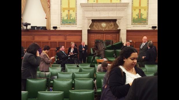El Partido Conservador de Canadá durante su sesión, se pueden ver las sillas apiladas en la puerta. (Foto: Reuters)