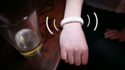 "Vive": la pulsera que te ayuda a sobrevivir a una borrachera