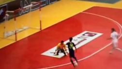 Golazo en el futsal: huacha y definición ¡de bicicleta!