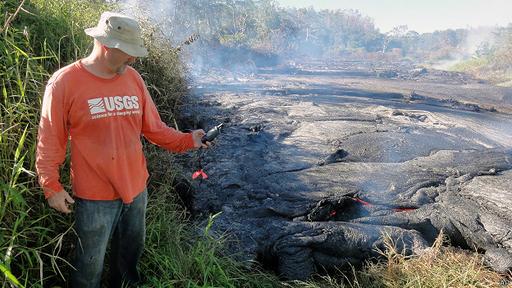 Un geólogo mide el flujo de lava del volcán Kilauea Hawai que se acerca indetenible al pueblo de Pahoa.