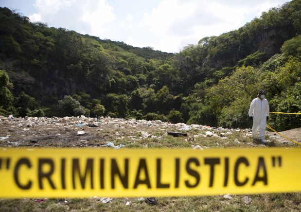 Los forenses argentinos que buscan a los estudiantes en México