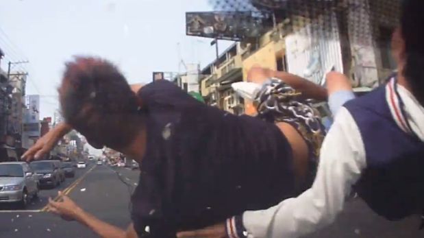 Graban impresionante choque de motociclistas en Taiwán [Video]