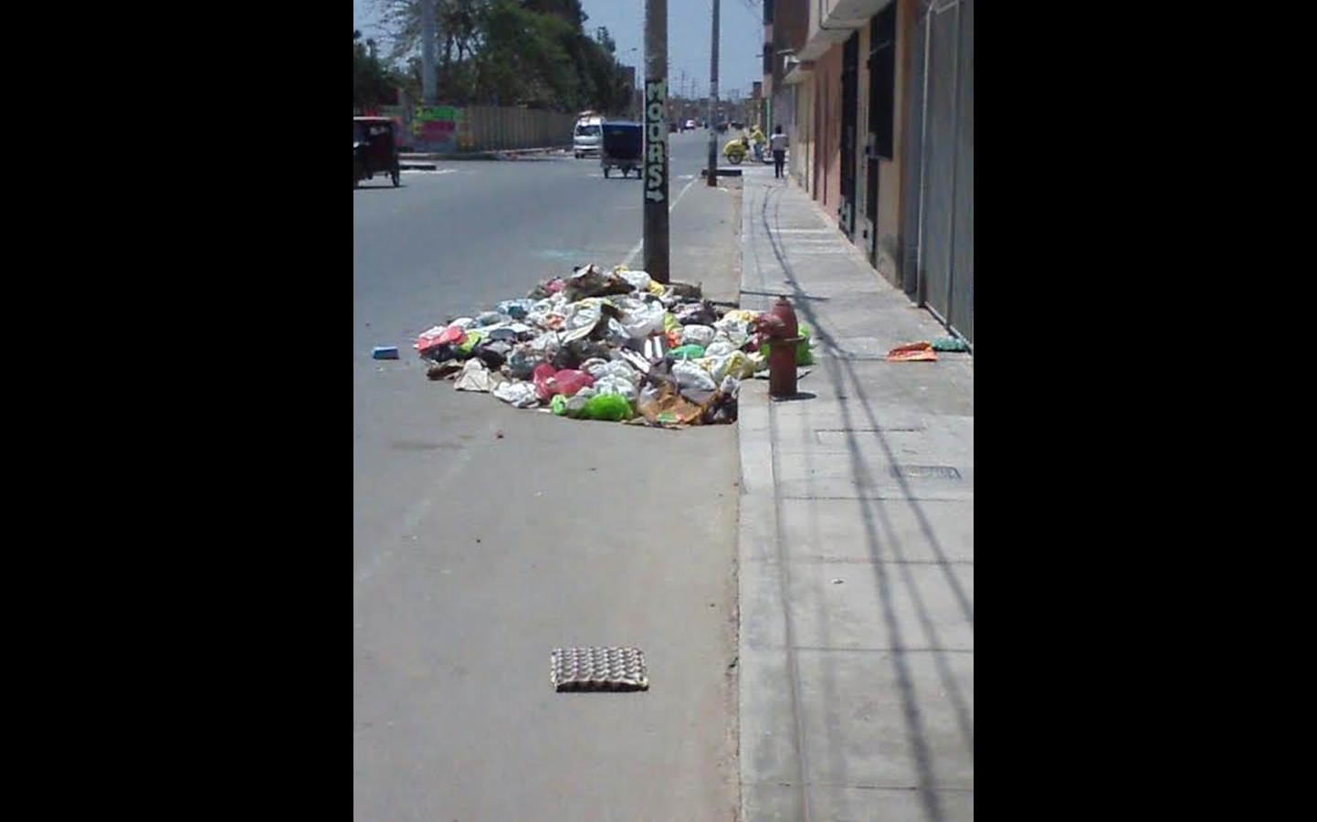 La basura se incrementa con el pasar de los días y los vecinos ven con preocupación este hecho(FOTO: WhatsApp / Enrique Gamarra)