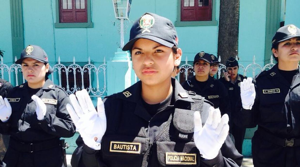 La reacción de la policía fue formarse con guantes blancos dentro del local policial. (Foto: Facebook Eduin Lozano)