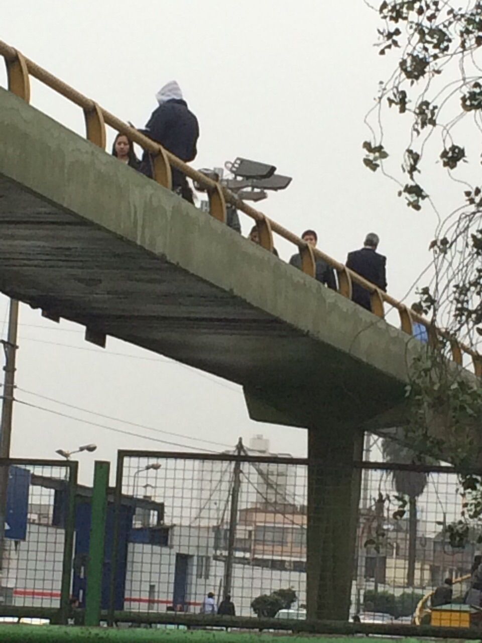 Así lucen las cámaras sobre el puente peatonal en clínica Ricardo Palma. (Vía WhatsApp)