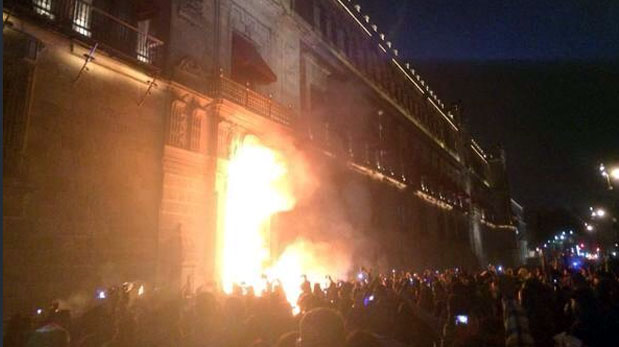 México: manifestantes trataron de incendiar el Palacio Nacional