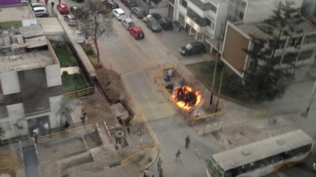 Incendio en San Isidro por explosión en Av. Rivera Navarrete