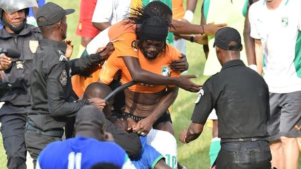 Copa Africana: casi desnudan a Gervinho en plena celebración