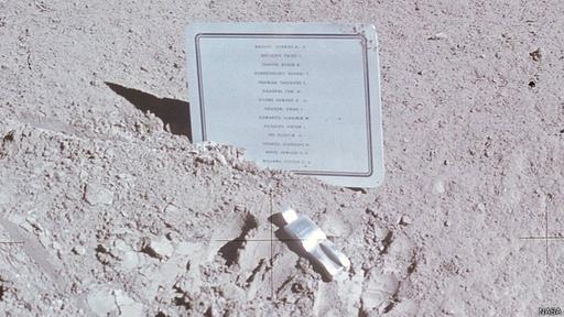 Un recuerdo dejado en la Luna en honor a astronautas y cosmonautas fallecidos. La figura del astronauta caído fue creada por el artista belga Paul van Hoeydonck.