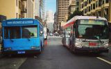 Un antiguo bus se transformó en duchas para los desamparados