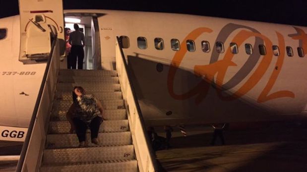 Minusválida debió arrastrarse para subir a avión en Brasil