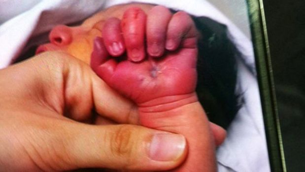 China: madre intentó comerse a bebé recién nacido