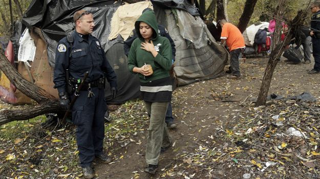 Desmantelan el campamento de indigentes más grande de EE.UU.