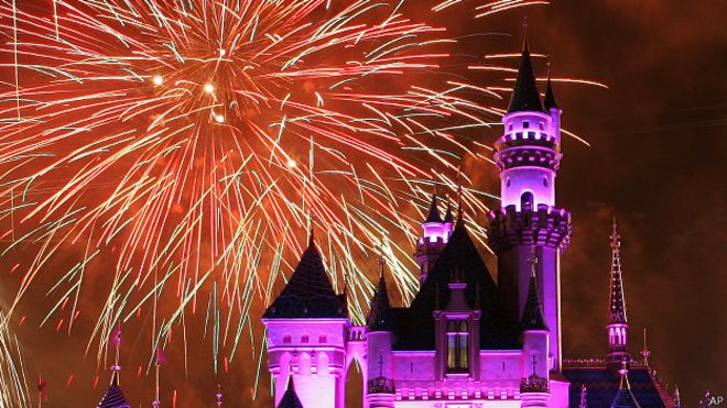 ¿Por qué está prohibido volar sobre los parques de Disney?