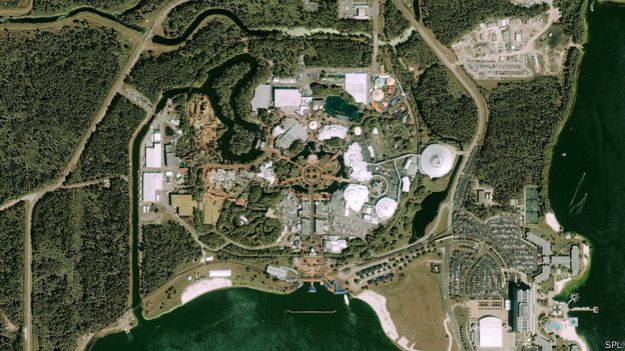 ¿Por qué está prohibido volar sobre los parques de Disney?