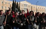 Atenas: Manifestantes y policía se enfrentan cerca al Congreso