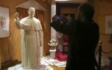 Un "papa Francisco" de chocolate decora un pesebre en España