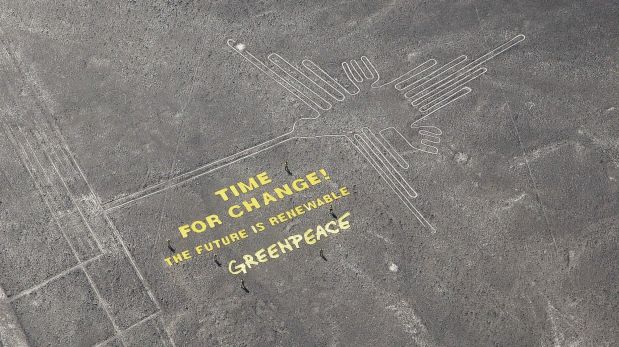 Mensaje de Greenpeace sobre las líneas de Nasca. (EFE)